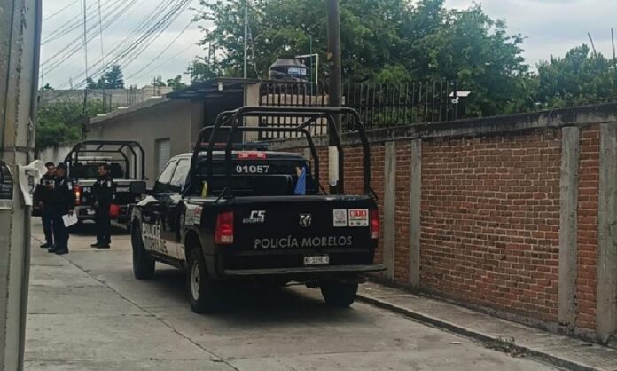 Patrullas de la Policía de Morelos resguardan la calle donde ocurrió un multihomicidio en Jonacatepec.