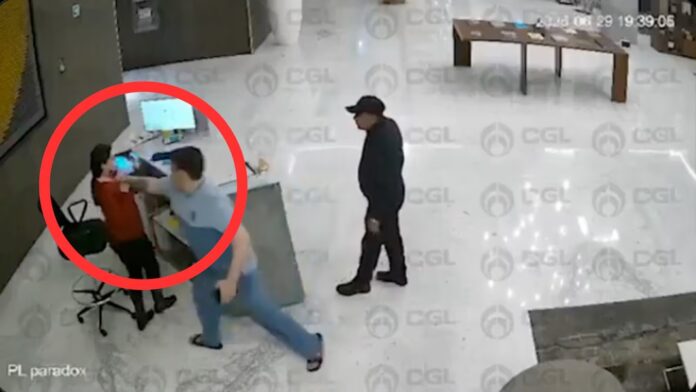 Cámara de seguridad capta el momento en que un hombre agrede a una recepcionista en el área de recepción de un hotel.