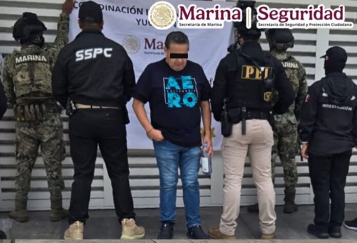 Presunto operador financiero del Cártel del Noreste permanece custodiado por elementos de la SSPC, Marina y autoridades de Yucatán durante un operativo de seguridad.