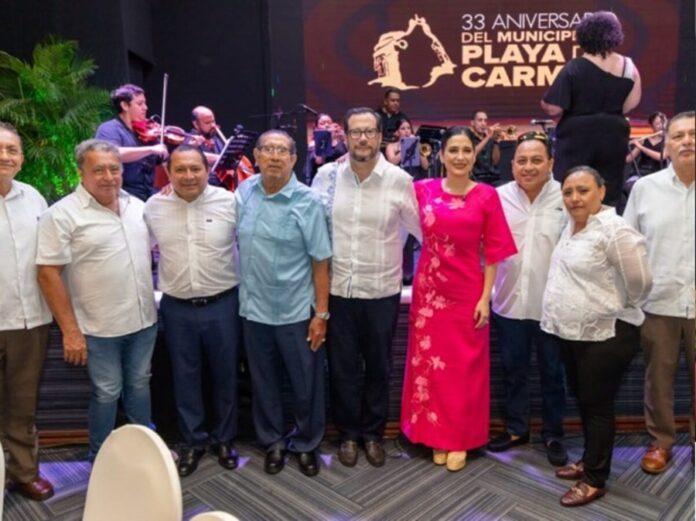 Estefanía Mercado con asistentes durante un encuentro con fundadores de Playa del Carmen.