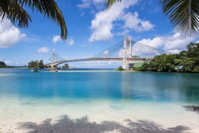 Vista del puente principal que conecta parte del archipiélago de Palaos, país que recibió al primer migrante enviado por Estados Unidos.