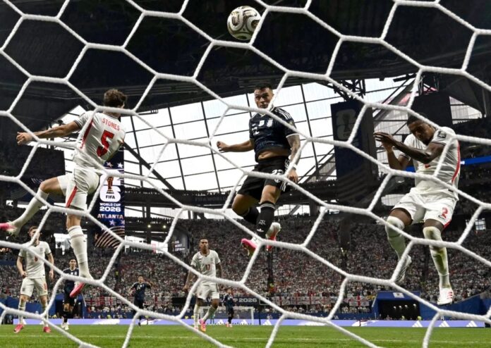 Lautaro Martínez remata dentro del área mientras defensores de Inglaterra intentan despejar el balón durante la semifinal del Mundial 2026. Foto: TAKUYA MATSUMOTO/The Yomiuri Shimbun via AFP