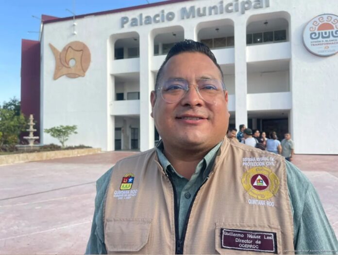 Guillermo Núñez Leal, coordinador estatal de Protección Civil, durante una entrevista frente al Palacio Municipal de Othón P. Blanco.