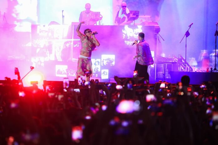 Rich Mafia ofrece un concierto ante miles de asistentes durante la Feria del Carmen 2026 en Playa del Carmen.