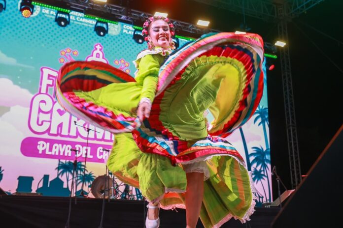 Bailarina con traje folclórico verde durante una presentación artística en el escenario principal de la Feria del Carmen 2026.