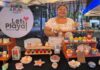 «Sabor a Playa 2026» abre un respiro para emprendedores en plena temporada baja turística Comerciante exhibe velas artesanales y productos durante el festival Sabor a Playa 2026 en un stand de Playa del Carmen.