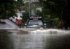 Lluvias en Chihuahua dejan un muerto tras ser arrastrado por la corriente Una camioneta circula entre calles inundadas durante las fuertes lluvias registradas en la ciudad de Chihuahua.