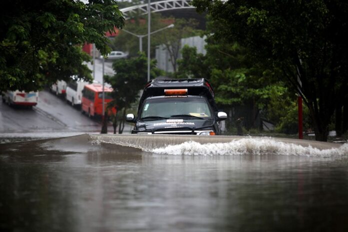 Una camioneta circula entre calles inundadas durante las fuertes lluvias registradas en la ciudad de Chihuahua.