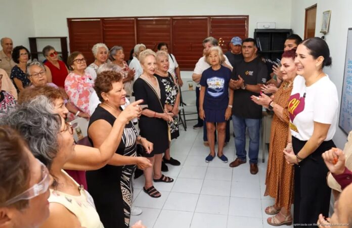 La presidenta municipal de Playa del Carmen Estefanía Mercado comparte con personas adultas mayores durante su visita al Club del Adulto Mayor.