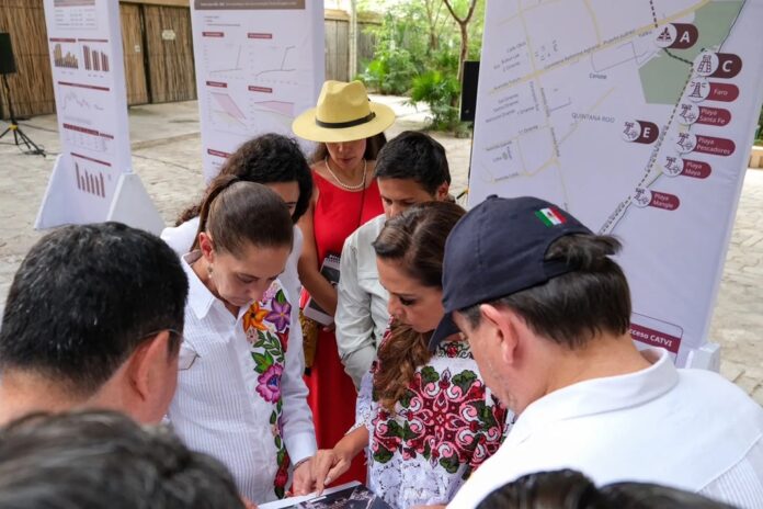 Claudia Sheinbaum y Mara Lezama revisan información durante un recorrido de trabajo por el Parque Nacional del Jaguar en Tulum.
