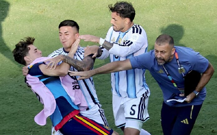 Jugadores de Argentina y España protagonizan un altercado al finalizar la final del Mundial mientras un integrante del cuerpo técnico interviene.