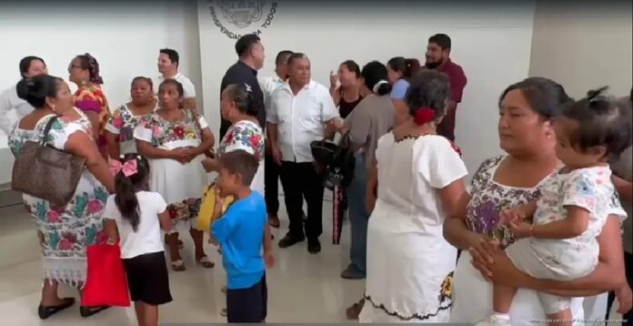 Encuentro comunitario con familias y representantes de comunidades indígenas.