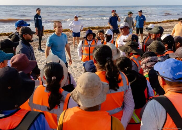 Diego Castañón durante jornada de limpieza y recolección de sargazo en Playa del Pueblo, Tulum.