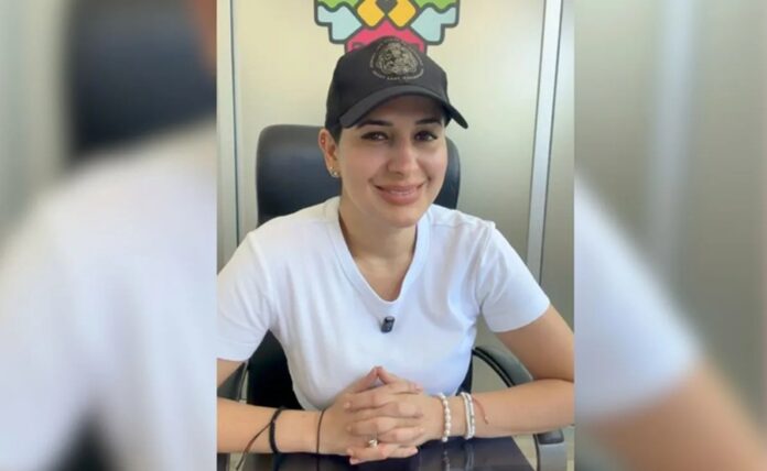 Estefanía Mercado anuncia la presentación de la cantante Kenia OS durante los festejos por el aniversario de Playa del Carmen.