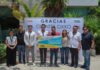 Redondeo de clientes OXXO destina casi 400 mil pesos a terapias especializadas en Playa del Carmen Eduardo Asencio, presidente honorario del Sistema DIF Playa del Carmen, sostiene el cheque simbólico del donativo junto a representantes durante la entrega.