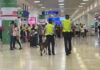 Aseguran más de 12 Kilos de cocaína en el Aeropuerto Internacional de Cancún Elementos de la Guardia Nacional caminando dentro de la terminal de un aeropuerto junto a un perro entrenado.