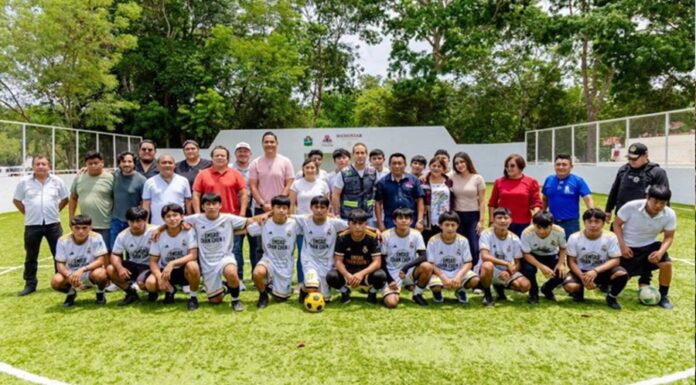 El presidente municipal Diego Castañón Trejo, autoridades municipales y jóvenes deportistas durante el inicio de la rehabilitación de la cancha de fútbol rápido del centro de Tulum.