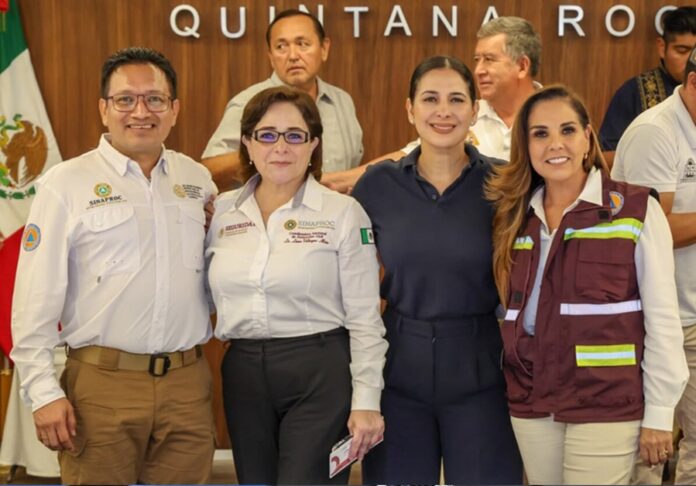 La presidenta municipal de Playa del Carmen, Estefanía Mercado, posa junto a la gobernadora Mara Lezama durante la instalación del Puesto de Comando Estatal de Protección Civil en Quintana Roo.