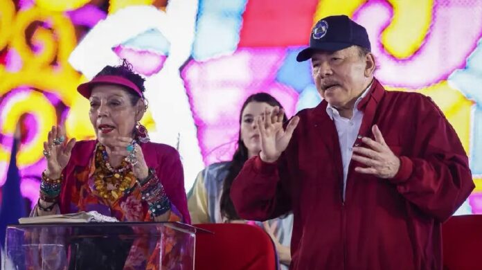 El presidente Daniel Ortega participa en un acto oficial junto a Rosario Murillo durante la conmemoración del aniversario de la Revolución Sandinista.