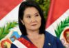 Keiko Fujimori inicia su gobierno en Perú con alza salarial pensiones y ofensiva contra el crimen Keiko Fujimori durante un acto oficial con la banda presidencial de Perú.