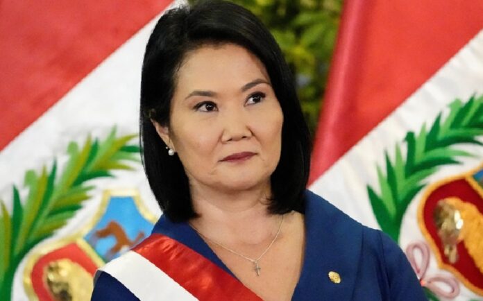 Keiko Fujimori durante un acto oficial con la banda presidencial de Perú.