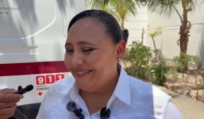 Cristina Torres Gómez atiende a medios de comunicación.