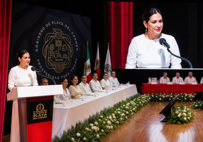 Estefanía Mercado encabeza la sesión solemne por el 33 aniversario de Playa del Carmen ante autoridades e invitados reunidos para conmemorar la historia del municipio.