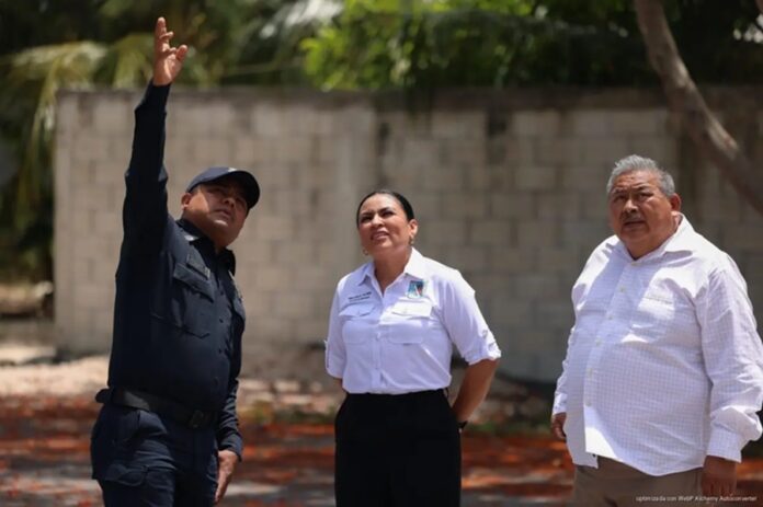 Blanca Merari Tziu Muñoz supervisa la instalación de un Punto de Monitoreo Inteligente en la Ruta de los Cenotes, acompañada por autoridades municipales.