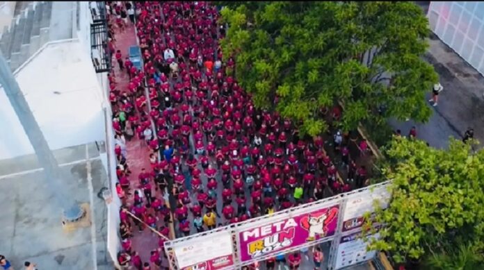 Vista aérea de cientos de participantes reunidos en la línea de salida de la carrera Run 2026.