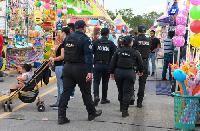 Elementos de la Secretaría de Seguridad Ciudadana realizan un recorrido de vigilancia entre los puestos de la Feria del Carmen.