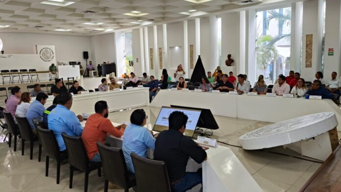 Funcionarios municipales y representantes de empresas participan en una mesa de trabajo sobre infraestructura y servicios públicos en el Ayuntamiento de Playa del Carmen.