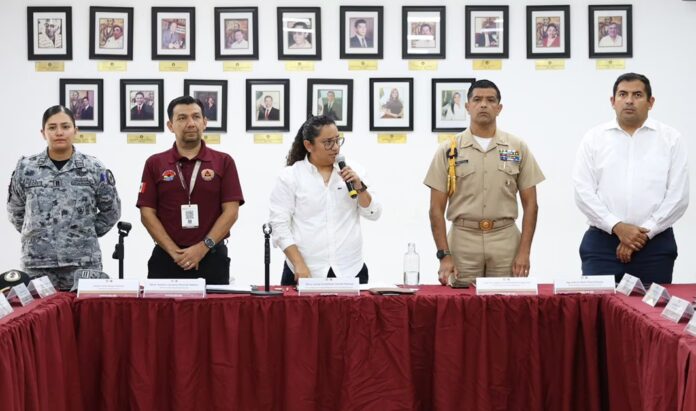 Funcionarios y representantes de instituciones participan en la instalación del Sistema Municipal de Protección Civil .