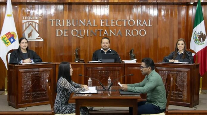 Magistrados del Tribunal Electoral de Quintana Roo durante una sesión pública del Pleno en la sala de audiencias.