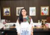 Cien emprendedoras de Puerto Morelos podrán fortalecer sus negocios con nuevo programa municipal La presidenta municipal de Puerto Morelos Blanca Merari Tziu Muñoz posa en su oficina durante la presentación del programa Todas Crecemos.
