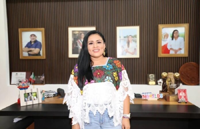 La presidenta municipal de Puerto Morelos Blanca Merari Tziu Muñoz posa en su oficina durante la presentación del programa Todas Crecemos.