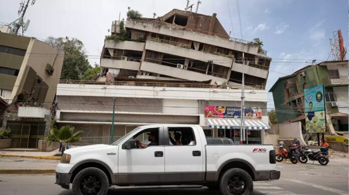 Edificio colapsado tras los terremotos registrados en el norte de Venezuela el 24 de junio.