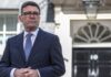 Andy Burnham asume como primer ministro de Reino Unido con la promesa de transformar la política y la economía Andy Burnham ofrece un mensaje frente a la residencia oficial de Downing Street tras asumir como primer ministro del Reino Unido.