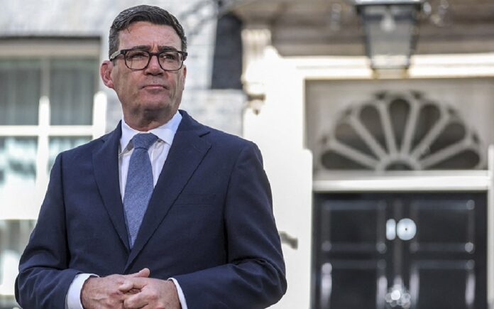 Andy Burnham ofrece un mensaje frente a la residencia oficial de Downing Street tras asumir como primer ministro del Reino Unido.
