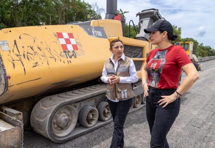 Estefanía Mercado y Dorys Aké Sierra supervisan los trabajos de repavimentación sobre el puente de la avenida Flor de Ciruelo en Playa del Carmen.