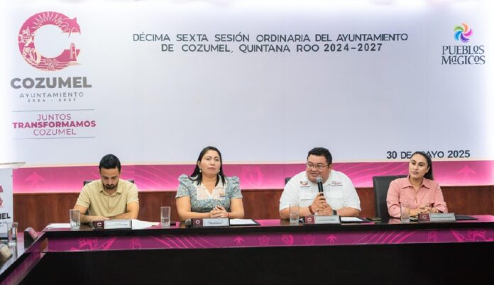 El presidente municipal José Luis Chacón Méndez encabeza la sesión de Cabildo en la que se aprobó modificar la donación de un predio para el Hospital General de Zona del IMSS en Cozumel.