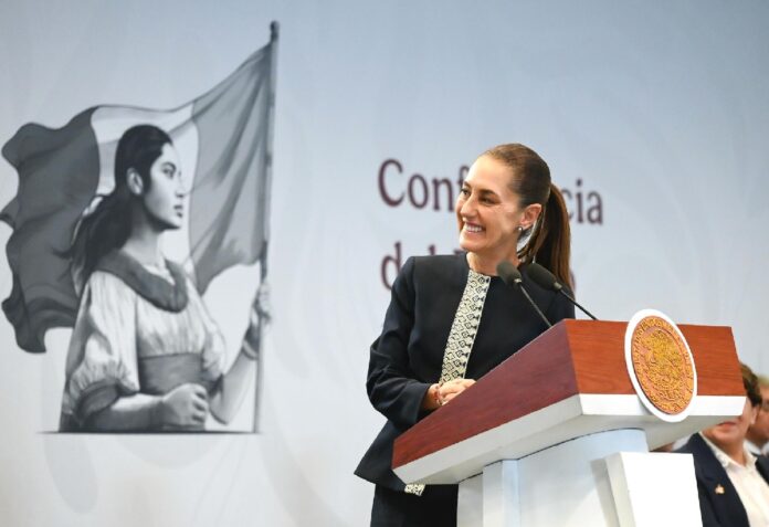 Claudia Sheinbaum durante una conferencia de prensa en Palacio Nacional tras anunciar la reanudación de las exportaciones de ganado mexicano a Estados Unidos.
