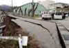 Dos fuertes sismos sacuden Japón y dejan al menos 50 heridos Carretera con profundas grietas y hundimientos junto a varios vehículos y personas tras daños provocados por un sismo en Japón.