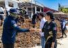 Estefanía Mercado refuerza estrategia contra el sargazo con apoyo de Marina y Estado La presidenta municipal Estefanía Mercado supervisa las labores de limpieza y retiro de sargazo junto a personal de la Secretaría de Marina.