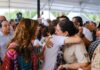 Sheinbaum, Mara Lezama y Estefanía Mercado regularizan 474 viviendas de la colonia Colosio Claudia Sheinbaum Mara Lezama y Estefanía Mercado entregan escrituras a beneficiarios durante un evento en el Poliforum de Playa del Carmen.