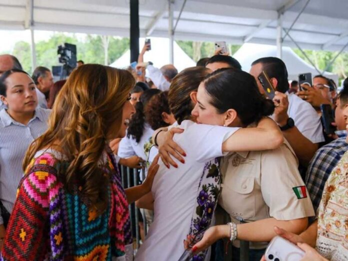 Claudia Sheinbaum Mara Lezama y Estefanía Mercado entregan escrituras a beneficiarios durante un evento en el Poliforum de Playa del Carmen.