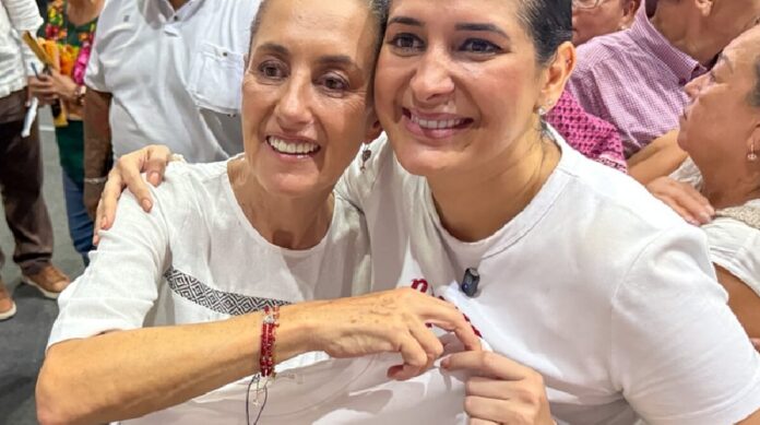 Claudia Sheinbaum y Estefanía Mercado, durante la entrega de viviendas del programa del Infonavit en Playa del Carmen.