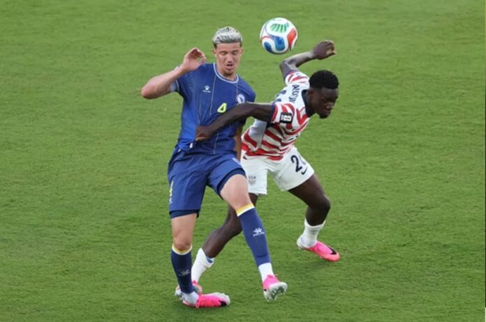 Folarin Balogun comete la falta sobre Tarik Muharemović que derivó en su expulsión tras la revisión del VAR.