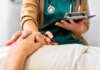 Buscan legalizar la eutanasia y el suicidio asistido mediante iniciativa ciudadana en la CDMX Profesional de la salud sostiene la mano de un paciente mientras sostiene una tableta electrónica durante una consulta médica.