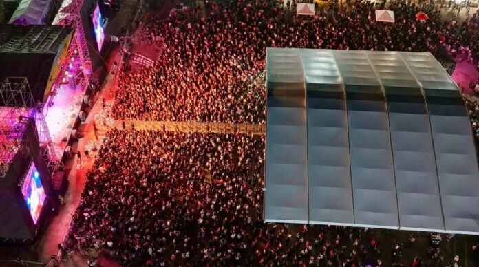 Vista aérea del concierto de Grupo Mojado con miles de asistentes reunidos frente al escenario en el Recinto Ferial.