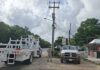 Más de 120 familias exigen a CFE ampliar la red eléctrica ante apagones constantes en la colonia Esperanza Personal y vehículos de la Comisión Federal de Electricidad realizan trabajos junto a un poste eléctrico en la colonia Esperanza.